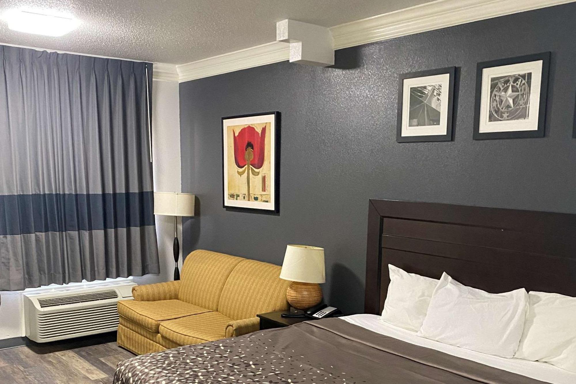 Rodeway Inn Stephenville Room photo